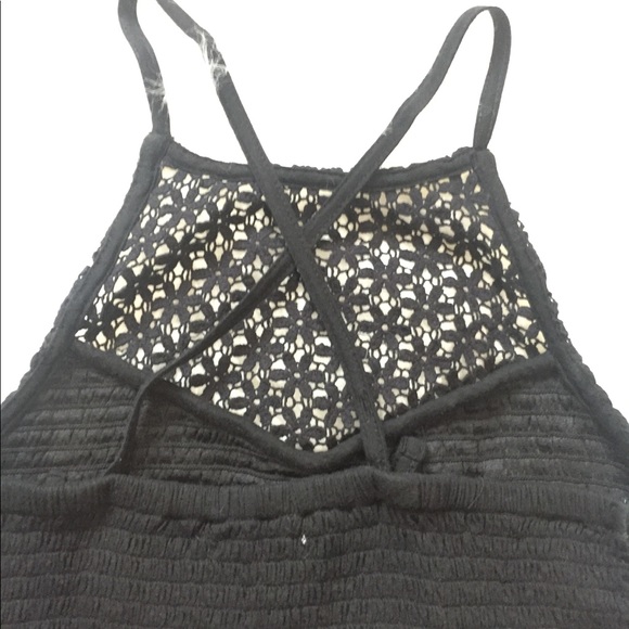 Black form fitting crop top with straps - Picture 3 of 4